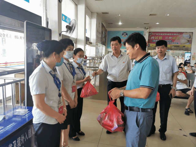 占梁前往鷹潭長運、鷹潭公交為一線員工“送清涼”