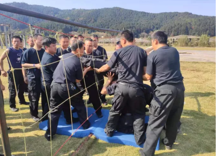 鷹潭長(zhǎng)運(yùn)、公交組建防恐維穩(wěn)應(yīng)急隊(duì)并開(kāi)展拓展訓(xùn)練