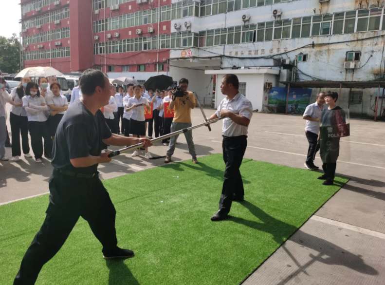 鷹潭長運(yùn) 鷹潭公交 聯(lián)合市交通局、消防支隊開展“消防應(yīng)急救援暨防恐防暴聯(lián)合演練”