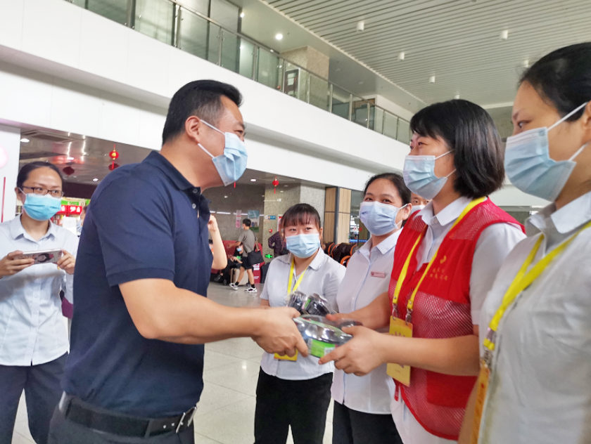 王曉慰問(wèn)大通物流、都市城際公交一線(xiàn)干部職工