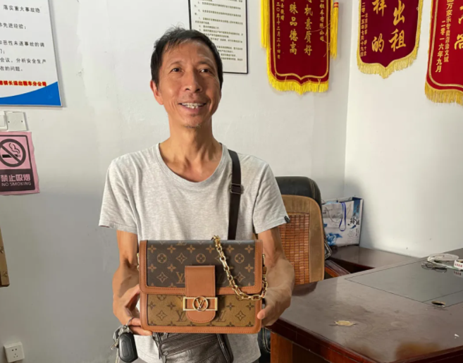 景德鎮(zhèn)長(zhǎng)運(yùn)   面對(duì)萬元不動(dòng)心 婉拒現(xiàn)金酬謝