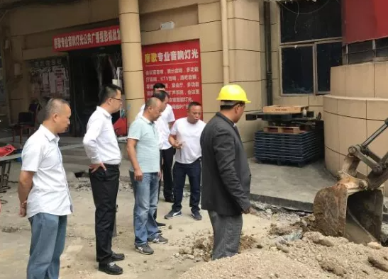 長運(yùn)物業(yè) 督導(dǎo)檢測大樓和商城路面改造施工安全