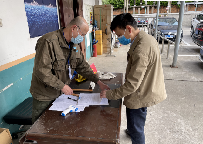 黃俊督導(dǎo)長鴻物業(yè)、長運出租、都市城際公交疫情防控工作