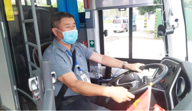 撫州長運(yùn):路遇側(cè)翻事故 駕駛員勇伸援手