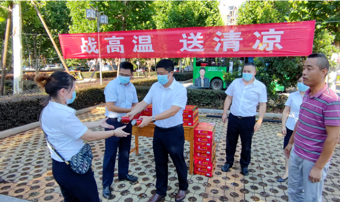 占梁慰問(wèn)鷹潭長(zhǎng)運(yùn)、鷹潭公交一線職工 肖良芝陪同