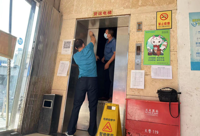 長(zhǎng)運(yùn)物業(yè) 長(zhǎng)欣分公司開(kāi)展電梯應(yīng)急逃生演練