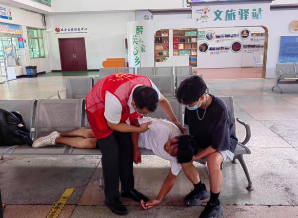 上饒汽運:旅客突發(fā)疾病 工作人員緊急救助