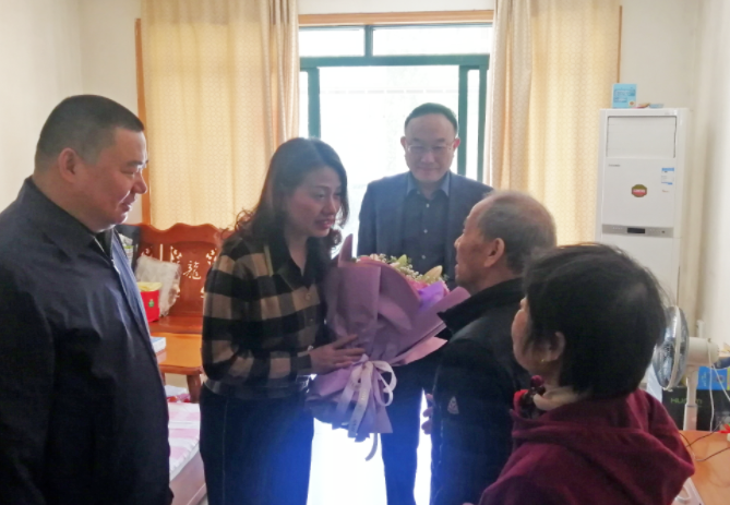 省總工會(huì)領(lǐng)導(dǎo)慰問全國(guó)勞動(dòng)模范、江西長(zhǎng)運(yùn)退休職工高國(guó)軍 胡維泉陪同