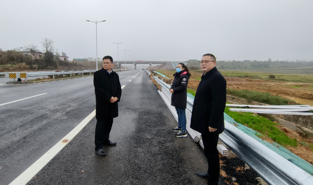 肖良芝帶隊(duì)現(xiàn)場(chǎng)查勘、研究余信貴大橋開(kāi)通公交車(chē)事宜