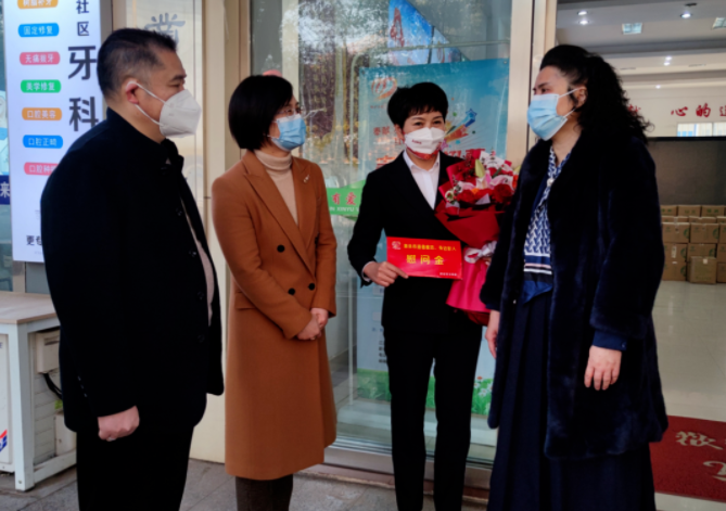 新余公交 春節(jié)前夕 新余市委常委、宣傳部部長(zhǎng)張智萍看望慰問(wèn)黨代表李小英