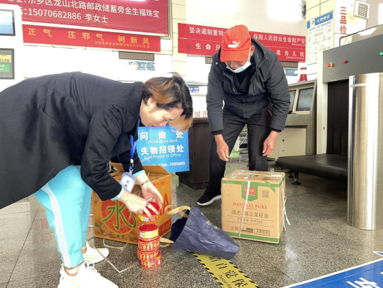 撫州長運 東鄉(xiāng)分公司查處危險品 嚴把安全關(guān)口