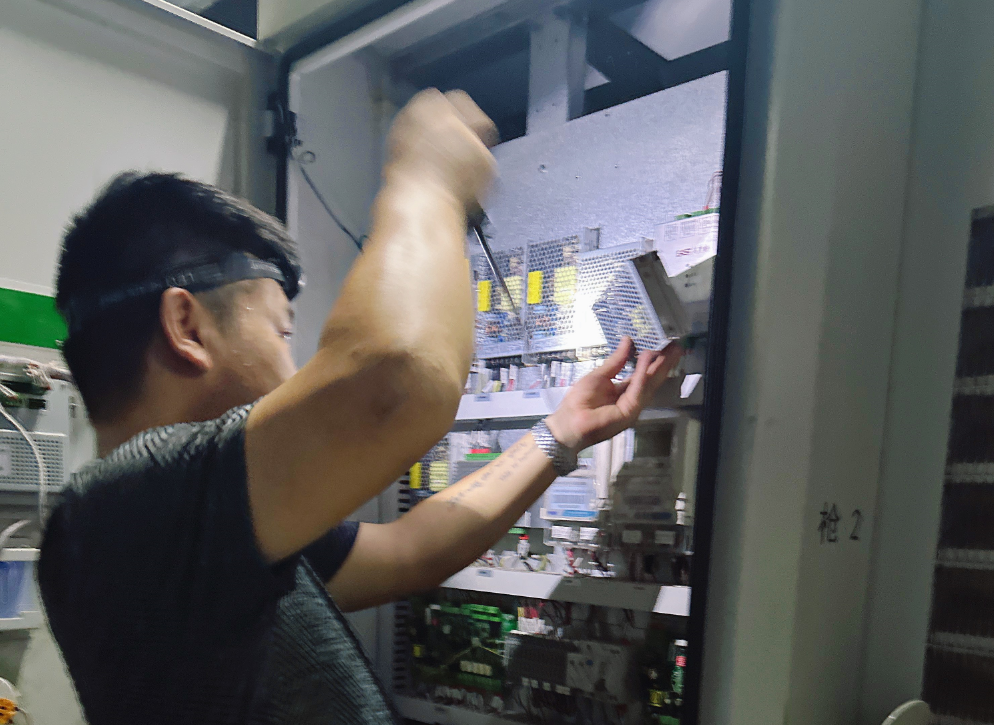 新余公交:爭分奪秒 搶修充電樁