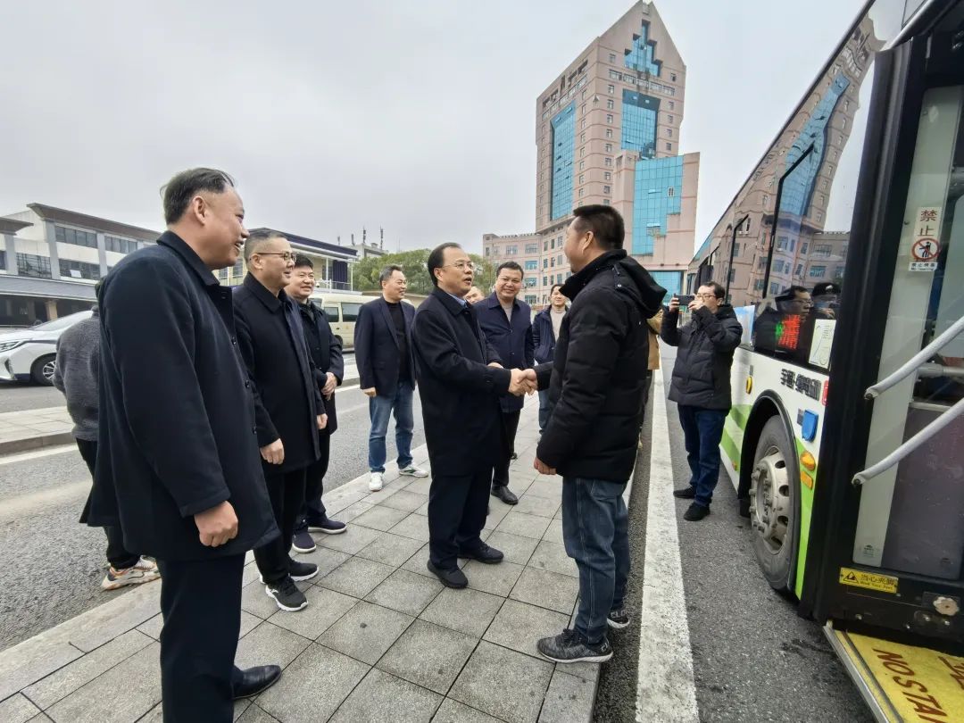 鷹潭市領(lǐng)導看望慰問鷹潭公交一線干部職工
