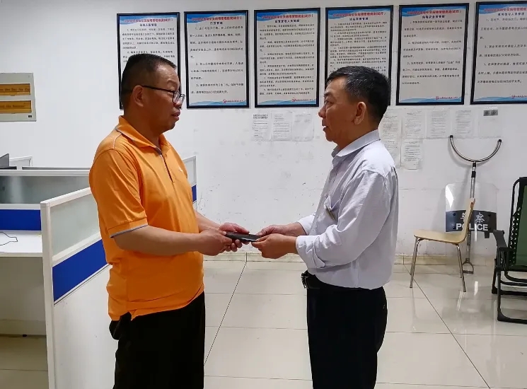 吉安公交：駕駛員撿到手機(jī)主動(dòng)歸還獲稱(chēng)贊