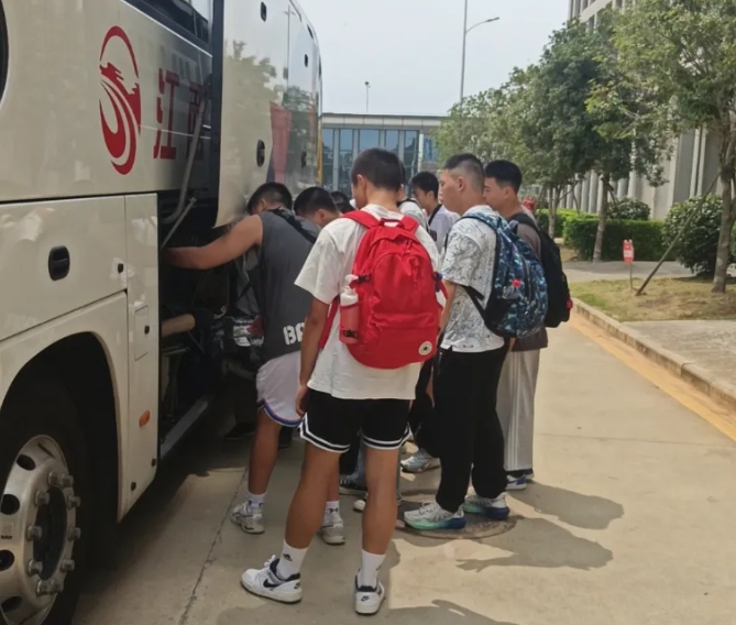 都市城際公交：承接中國航空學會雛鷹啟航計劃活動保障用車業(yè)務