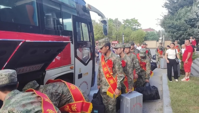 撫州長運(yùn):新兵榮耀啟程 宜黃分公司全力護(hù)航