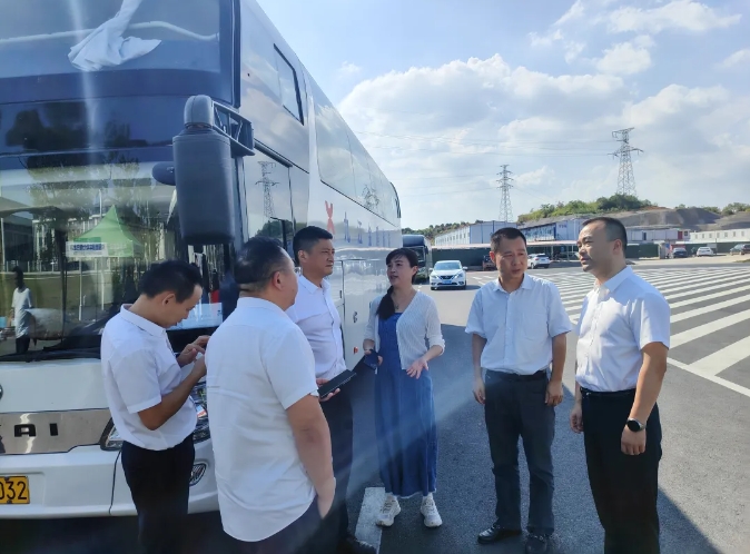 劉磊、占梁督導(dǎo)九江長(zhǎng)運(yùn)校園直通車工作