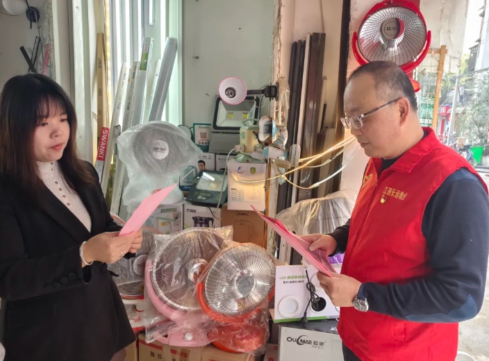 一線報道 || 長運(yùn)物業(yè)：憲法宣傳進(jìn)商戶 法治觀念入人心