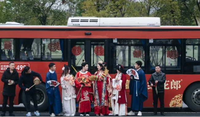 新余公交：公交車(chē)變身婚車(chē) 開(kāi)往“下一站幸?！? onmousewheel=