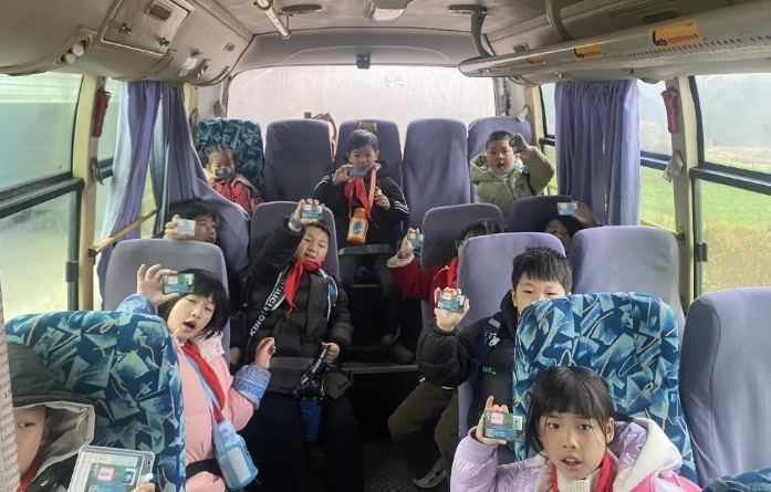 上饒汽運(yùn)：鎮(zhèn)村公交學(xué)生乘車卡上線 獲家長(zhǎng)好評(píng)