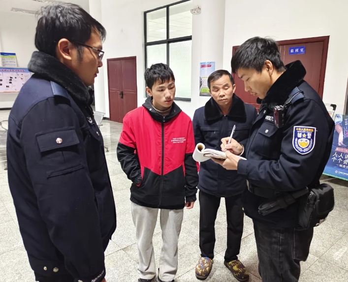 吉安公交：夜色中的守護(hù)者 離家少年安全回家