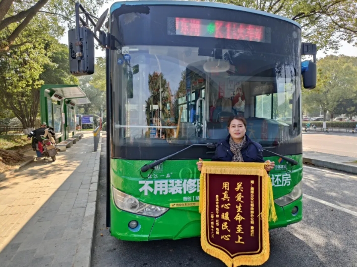 鷹潭公交:柔肩擔重任 巾幗綻芳華