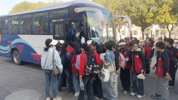 馬鞍山長(zhǎng)客：含山長(zhǎng)運(yùn)助力環(huán)峰第三小學(xué)開(kāi)啟研學(xué)新旅程