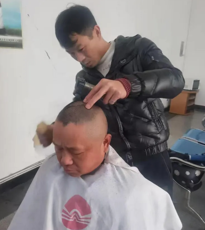 暖新聞 || 黃山長運：青春“發(fā)”光：祁門公交小伙的暖心義剪